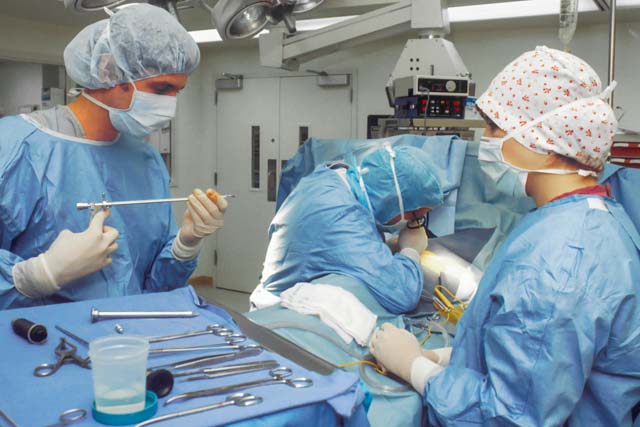 Doctores en quirofano